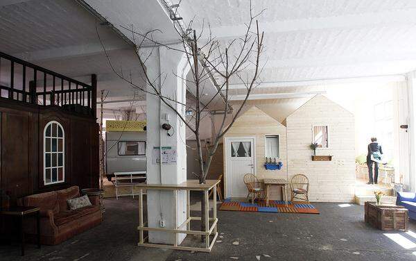 Auf einem 200 Quadratmeter großen Kreativspielplatz im Arbeiterbezirk Neukölln vermieten sie ab sofort Wohnwagen und Holzhütten ab 30 Euro pro Übernachtungsgast.