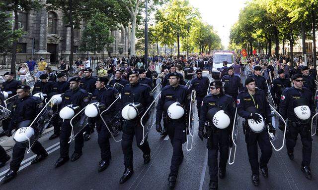 Symbolbild: Polizeiaufgebot anlässlich einer Demonstration vor der Staatsoper in Wien