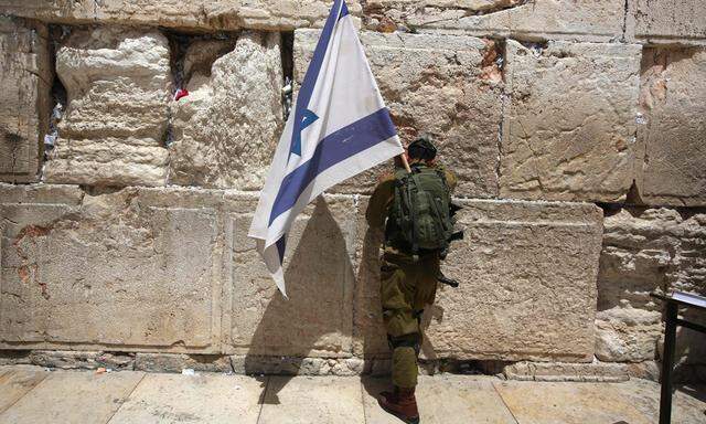 Ein Soldat betet an der Klagemauer in Jerusalem. Die Omnipräsenz von Waffen und Militär stärkt das Sicherheitsgefühl