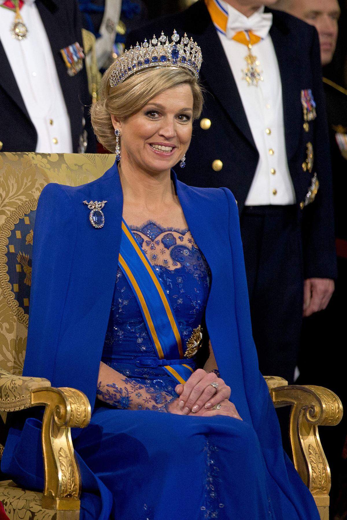 Rund ein Jahr ist es her, seit Maxima an der Seite ihres Ehemannes Willem-Alexander den Thron bestieg. Nach der Abdankung von König Juan Carlos wird Letizia von Spanien die neue Regentin des Landes. Die beiden Monarchinnen im Stil-Check: Für die Inthronisierung wählte Maxima royales Blau.