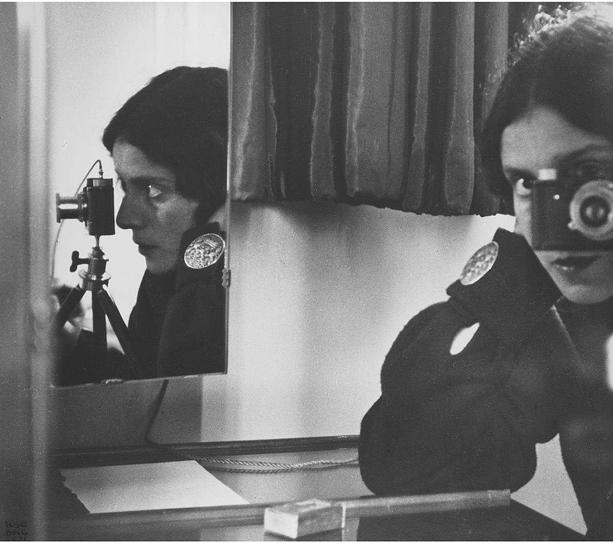 Der Fotoband versammelt viel Text und viele, viele Fotografien - auch die legendäre Capa-Aufnahme. Ilse Bing: "Selbstporträt in Spiegeln", 1931 (c) Leica Camera AG