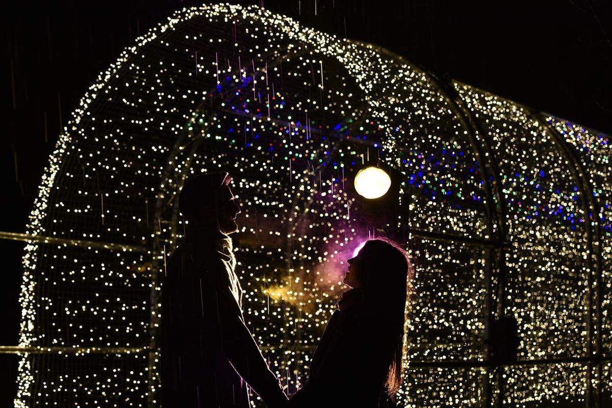 Zur Weihnachtssaison bietet sich auch die royalen Kew Gardens in London für Nachtwanderungen und einige "Mistelzweig-Momente" an.