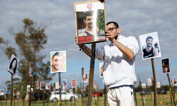 Dieser abgebildete Mann ist offenbar bereits aus dem Gazastreifen zurückgekehrt. Auf dem Gelände des Nova-Festivals im Süden Israels sind Bilder der Verschleppten aufgestellt.