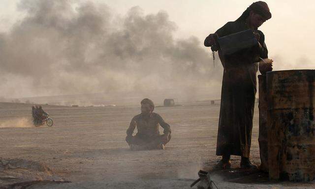 Leben unter IS-Herrschaft: Nahe Raqqa versuchen Männer, Erdöl zu verarbeiten.