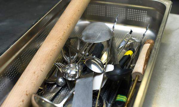 Zur Hand. Kleine Küchenwerkzeuge bringen die Herdnachbarn selbst mit. Großgeräte wie Mixer teilt man.