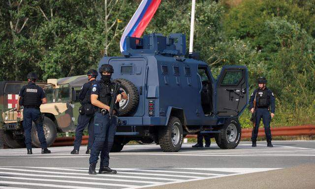 Polizisten des Kosovo und EU-Truppen im Einsatz in Josevik.