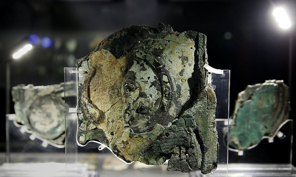 Fragmente des Mechanismus von Antikythera.