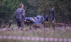 An der Absturzstelle wird der Leichnam eines Opfers abtransportiert. Die Wagner-Gruppe geht vom Tod ihres Führungspersonals aus.