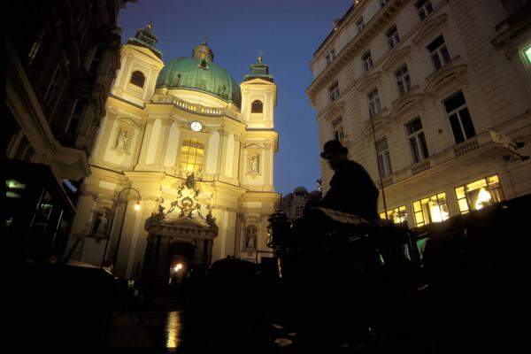 Unterhaltung direkt neben der Peterskirche hat Tradition. Der Keller am Petersplatz 1 wird seit 1874 kulturell genutzt, anfangs schallte Jazz durch die Räume, später übernahmen Theaterleute das Ruder.