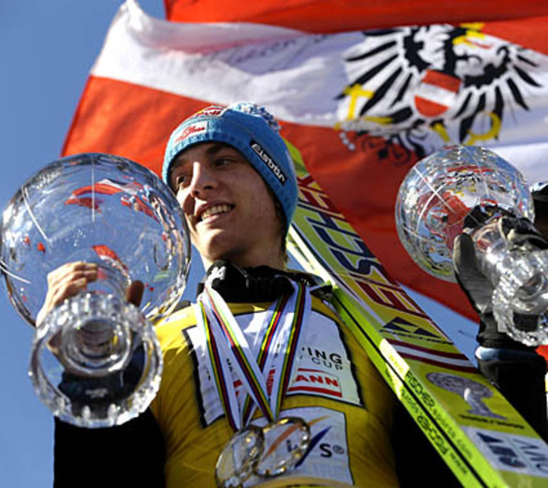 Beim letzten Bewerb des Weltcupwinters wurde Schlierenzauer zwar nur Fünfter. Dennoch war der Österreicher der Abräumer der Saison mit dreizehn Siegen und 20 Podestplätzen, den meisten Punkten (2083) der Geschichte sowie dem Triumph im Gesamt- und im Skiflug-Weltcup.