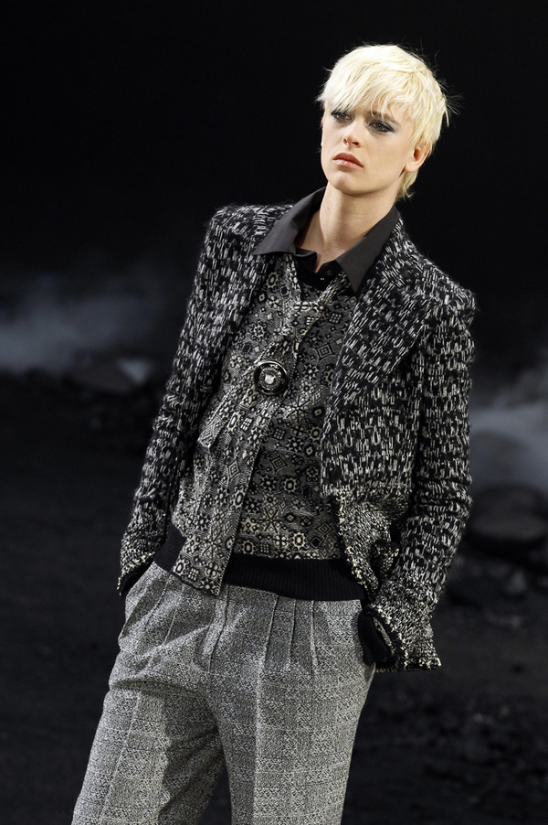 Lagerfeld schaffte mit seiner Chanel HW11/12 Kollektion ein düsteres Bild der Hoffnungslosigkeit und Depression. Die Models defilierten in einer Staubwolke.