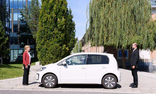 Ein kleines, umweltfreundliches Elektroauto als Abstandshalter zwischen Umwelt- ministerin Leonore Gewessler und „Presse“-Redakteur Norbert Rief.