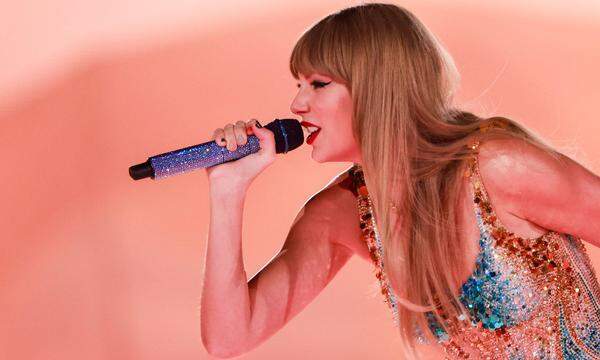 Taylor Swift performs bei der Eras Tour in Kalifornien. 