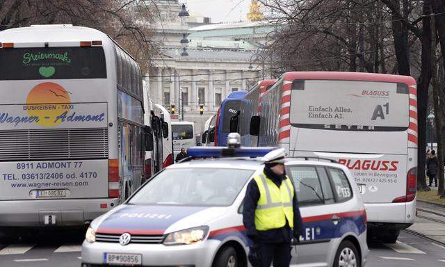 BEAMTEN-DEMONSTRATION WEGEN STOCKENDER GEHALTSVERHANDLUNGEN IN WIEN: STRASSENSPERRE AM RING