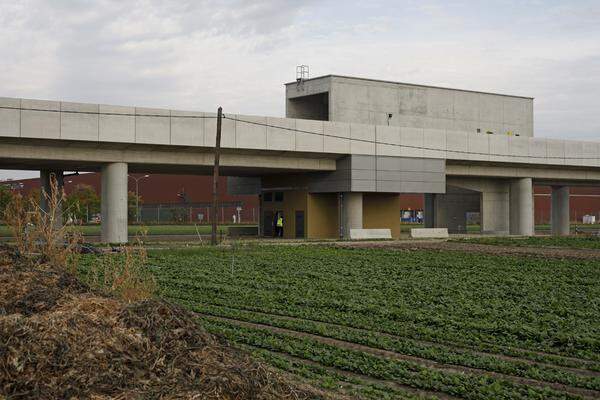 An den alten Schanzen. Der erste touristische Hotspot findet sich schon einige hundert Meter nach der bisherigen Endstelle, der Aspernstraße. Es ist eine U-Bahn-Station, in der der Zug nicht hält. Und die nur als Rohbau aus Beton auf der grünen Wiese steht. „An den alten Schanzen“ heißt die Station, die von außen wirkt, als hätte man sie aus einem dystopischen Science-Fiction-Film entlehnt. Sie wartet darauf, dass die Umgebung stärker besiedelt wird, um dereinst zur echten U-Bahn-Station zu werden. Was laut Wiener Linien sinnvoller ist, als nachträglich eine Station in eine bestehende Strecke einzufügen.