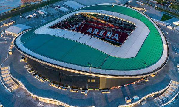 Die Kasan-Arena befindet sich in der gleichnamigen Stadt, die östlich von Moskau liegt. Das Stadion ist in seiner Form einer Seerose nachempfunden. Es bietet Zuschauern 45.105 Plätze und im Jahr 2013 eröffnet. Dort werden vier Gruppenspiele sowie ein Achtelfinal- und ein Viertelfinalspiel stattfinden. Das charakteristischste Merkmal ist wohl die 150 Meter breite und 35 Meter hohe LED-Medienfassade. Sie ist mit drei Millionen LEDs bestückt und damit die größte LED-Fassade der Welt. Die Arena ist die Heimspielstätte des Vereins Rubin Kasan.