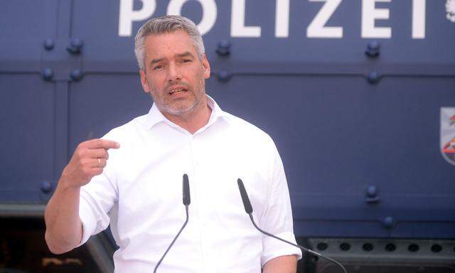 Sieht kein strukturelles Problem bei der österreichischen Exekutive: Innenminister Karl Nehammer (ÖVP) betont, die Kontrolle von Personen durch die Polizei erfolge auf Basis der geltenden Rechtslage. 