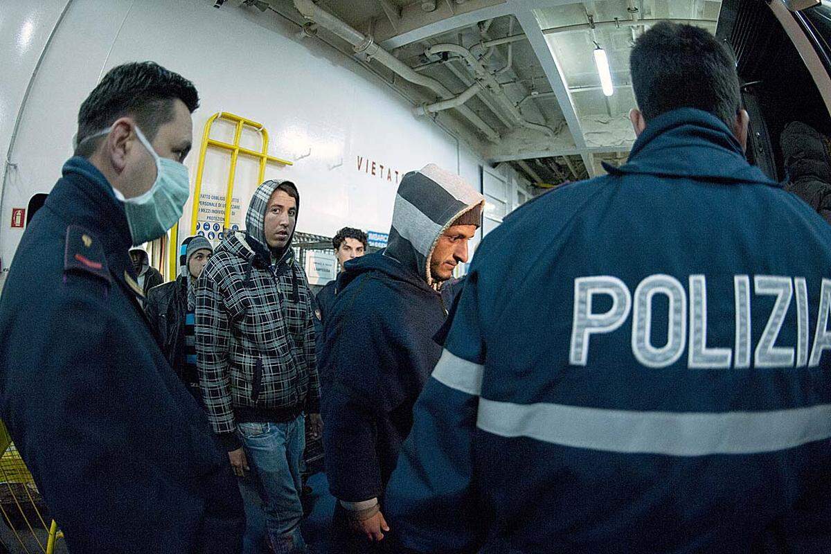 Der italienische Innenminister hat angekündigt, Polizisten nach Tunesien schicken zu wollen, um die Überfahrt von weiteren Flüchtlingen zu verhindern.