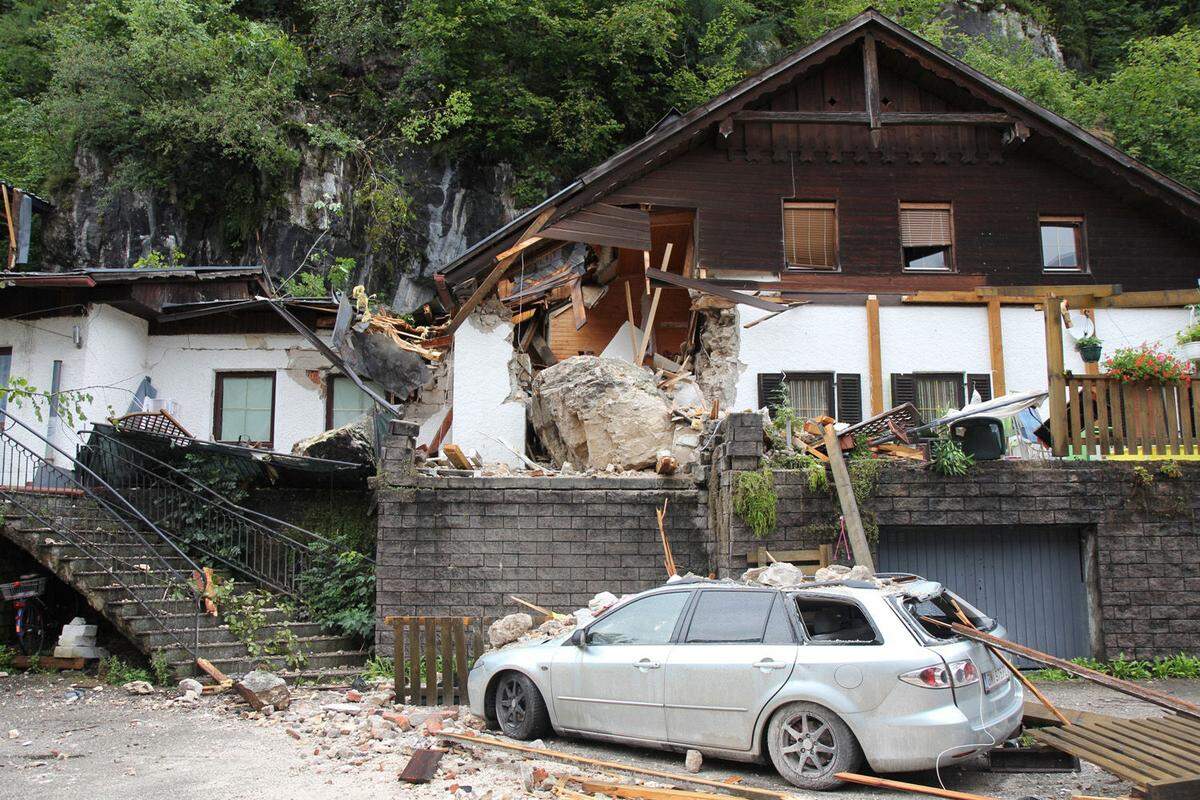 "Das ist höhere Gewalt", sagte der Bürgermeister der oberösterreichischen Ortschaft Obertraun, nachdem in der Nacht auf Dienstag ein tonnenschwerer Felsbrocken in seiner Gemeinde auf ein Mehrparteienhaus gekracht war.