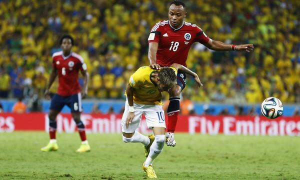 4 WM 2014, Fortaleza: Der Kolumbianer Camilo Zuniga springt dem Brasilianer Neymar in den Rücken, er fügt ihm einen Wirbelbruch zu. Neymar fiel für den Rest der WM aus.