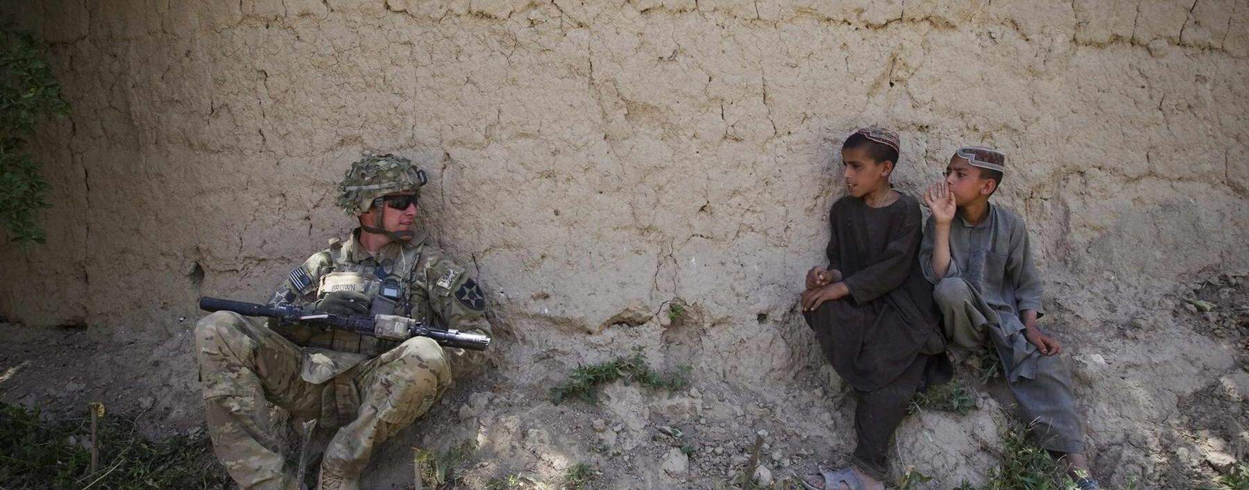 Vorsichtiges Beäugen. Ein US-Soldat und afghanische Kinder in Kandahar 2012. 
