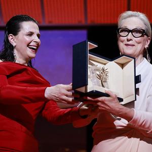 Juliette Binoche überreicht Meryl Streep eine „Ehrenpalme“