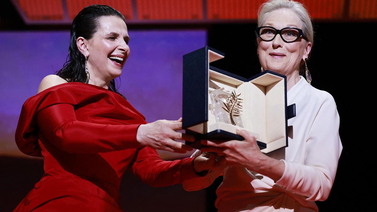 Juliette Binoche überreicht Meryl Streep eine „Ehrenpalme“