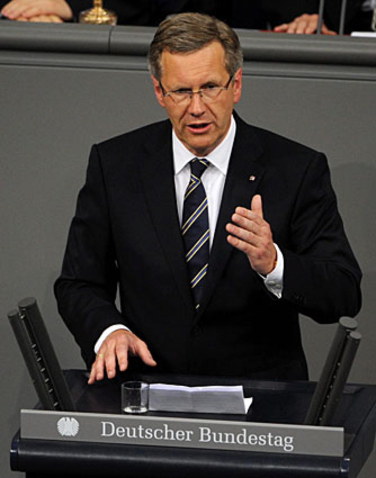 "Ich jedenfalls werde mich sehr bemühen, auch vielen ihrer Erwartungen gerecht zu werden."Der neue Bundespräsident Christian Wulff dankt ausdrücklich dem Kandidaten von SPD und Grünen, Joachim Gauck, für den fairen Wettbewerb. Er zeigte sich überzeugt, dass es auch mit den Anhängern des ehemaligen DDR-Bürgerrechtlers zu einer gedeihlichen Zusammenarbeit kommen werde.