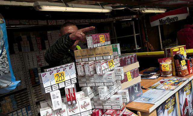 Archivbild: Im EU-Ausland - wie hier in der polnischen Stadt Slubice an der Grenze zu Deutschland - werden wieder mehr Zigaretten gekauft.