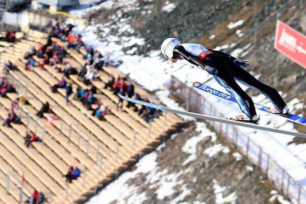 Im Gegensatz zu den Langlaufentscheidungen liefen die Kombinationsbewerbe und jene der Skispringerinnen vor spärlicher Fankulisse ab. Am zweiten WM-Wochenende schwoll beim Herren-Skispringen der Zustrom zur Großschanze immerhin ein wenig an.