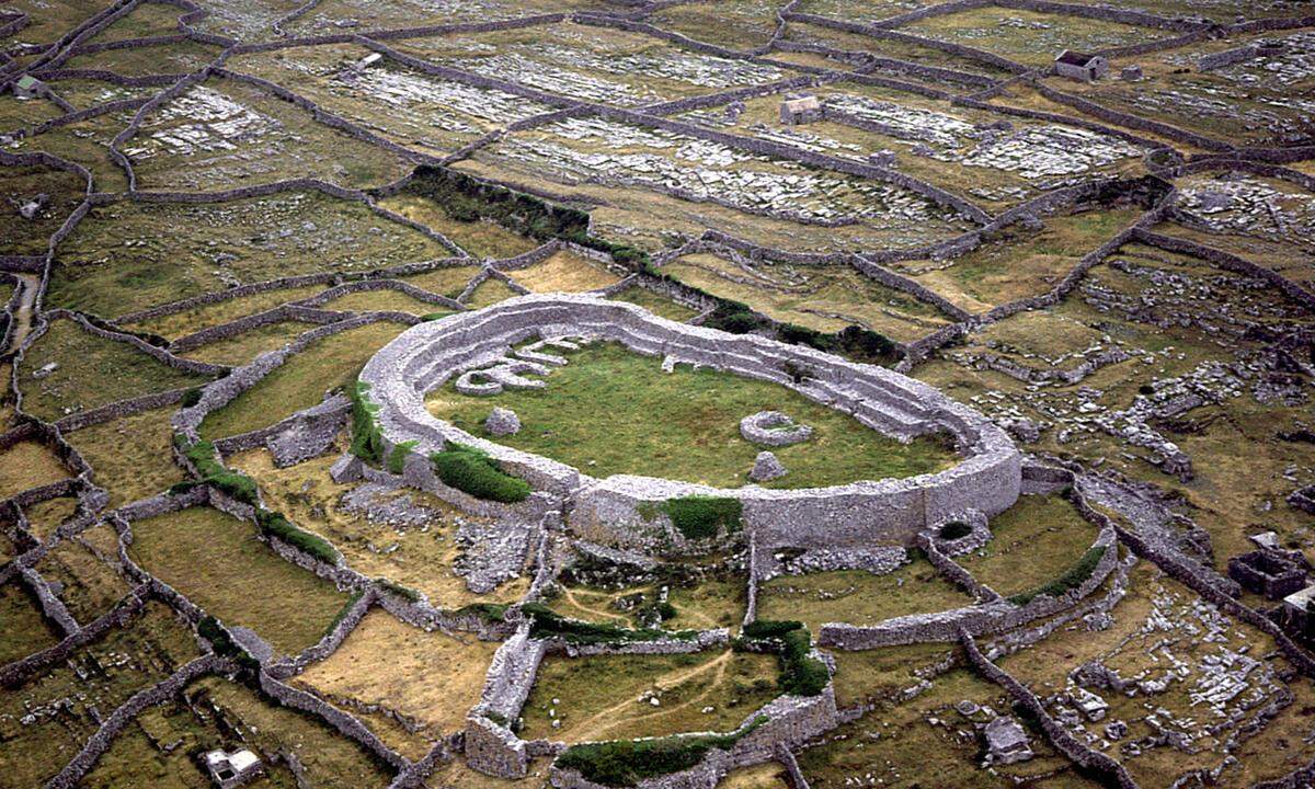 Die meisten zieht es nach Inis Mór, denn die Hauptinsel mit rund 850 Einwohnern beheimatet spektakuläre Sights wie das 3000 Jahre alte Steinfort Dún Aonghasa. Es besteht aus mehreren steinernen Verteidigungsringen und ragt am höchsten Punkt der Insel auf. Seine halbrunde innere Mauer endet am Abgrund. 