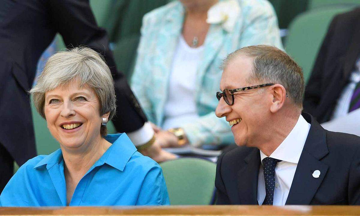 Einen vergleichsweise einfachen Termin absolvierte auch Großbritanniens Premierministerin Theresa May mit ihrem Mann Philip.