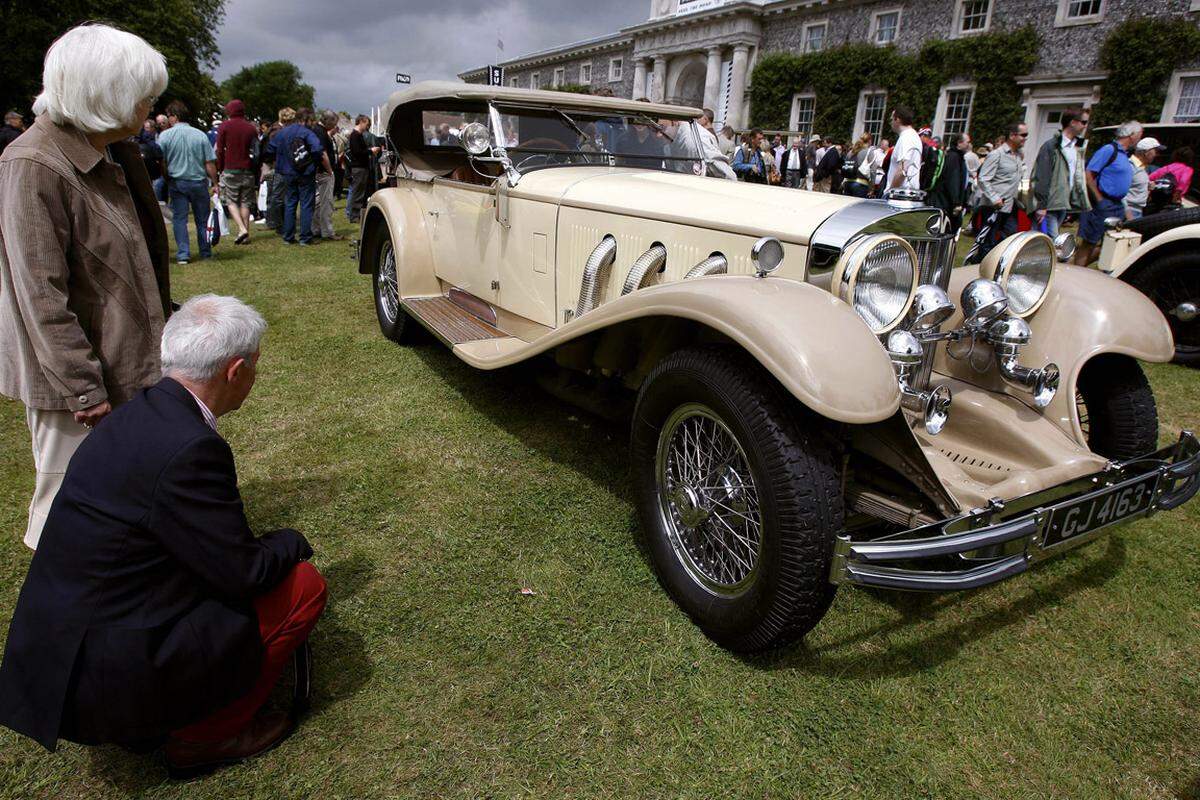 Die erste Motorsportveranstaltung im Goodwoodhaus zu Westhampnett fand schon 1936 statt. Damals fuhr man ein privates Bergrennen. Seit 1993 findet das Goodwood Festival of Speed jährlich statt. Bei dem Showrennen trifft sich alles, was im Motorsport Rang und Namen hat. Oldtimer sind ebenso zu sehen wie Modellneuvorstellungen. (Im Bild: Mercedes-Benz SS Tourer aus dem Jahr 1930)