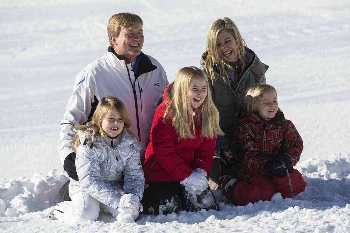 Die niederländische Königsfamilie hat sich am 18. Februar bei schönstem Winterwetter bei ihrem alljährlichen Skiurlaub in Lech am Arlberg den Fotografen präsentiert.