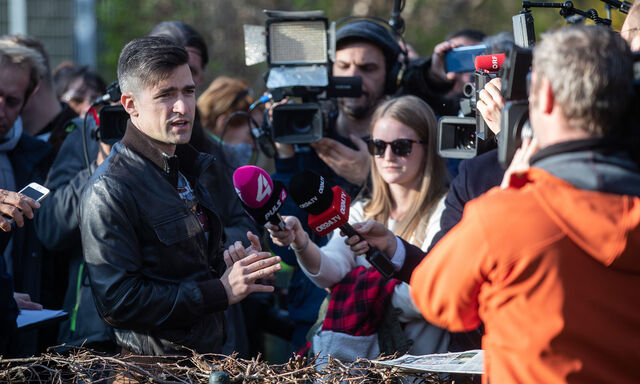 Letztlich musste Martin Sellner seine Pressekonferenz also vor einer Hundezone abhalten. 