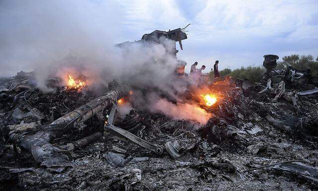 Wer Flug MH17 abgeschossen hat, ist immer noch unklar. Amnesty International berichtet jedenfalls von Kriegsverbrechen auf beiden Seiten des Ukraine-Konflikts.