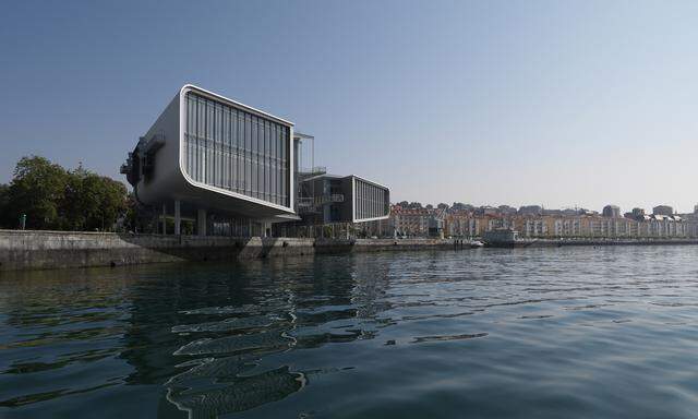 Das zweigeteilte „Centro Botín“ von Renzo Piano – zwei Ausstellungshallen, ein Auditorium – steht auf Pfeilern und ist von runden weißen Fliesen bedeckt.