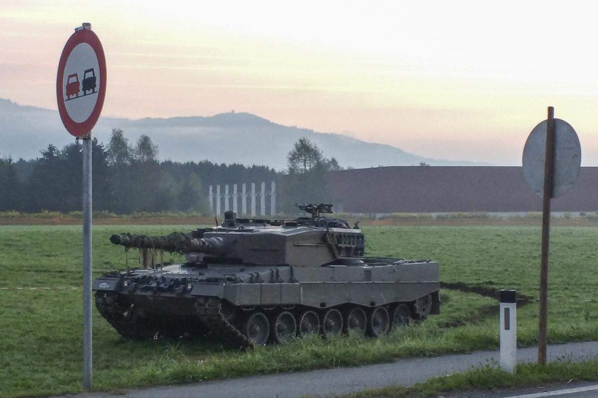 Ein Leopard Jagdpanzer des österreichischen Bundesheers sichert die Zufahrtsstraße.