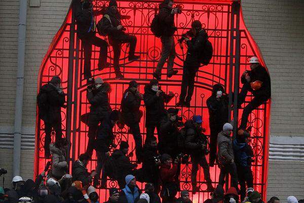 Die Proteste nähern sich den Schaltheblen der Macht: Das Bild zeigt Demonstranten, die auf ein Tor in der Nähe der Präsidialverwaltung klettern.