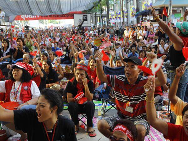 Die Rothemden sind Anhänger des 2006 gestürzten Premiers Thaksin Shinawatra. Sie kommen vor allem aus den ärmeren Bevölkerungsschichten.