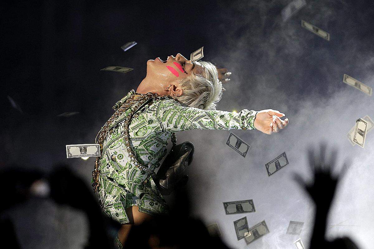 "Love, Money, Party": "Money can't buy you love", sang Miley Cyrus in der guten Tradition der Beatles ("Can't Buy Me Love") - und warf Geldscheine ins Publikum. Mit denen man sich freilich nach dem Konzert nicht nur keine Liebe, sondern gar nichts kaufen konnte...