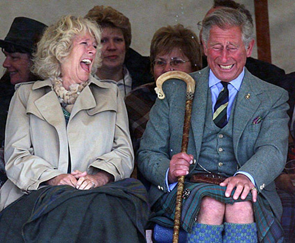 Ob Prinz Charles zu seinem Geburtstag am 14. November auch so viel Spaß haben wird, wie hier bei den "Mey Highland"-Spielen in Schottland ist schwer vorherzusagen. Sicher ist aber, dass er sein 60-jähriges Jubiläum gebührend feiern wird, nämlich gleich in doppelter Ausführung. Wie sein Büro Clarence House bestätigte, richtet Charles Mutter, Queen Elizabeth II., eine Geburtstagsfeier im Buckingham Palast in London aus. Zudem soll eine Privatparty auf Charles Landsitz Highgrove in der westenglischen Grafschaft Gloucestershire steigen.