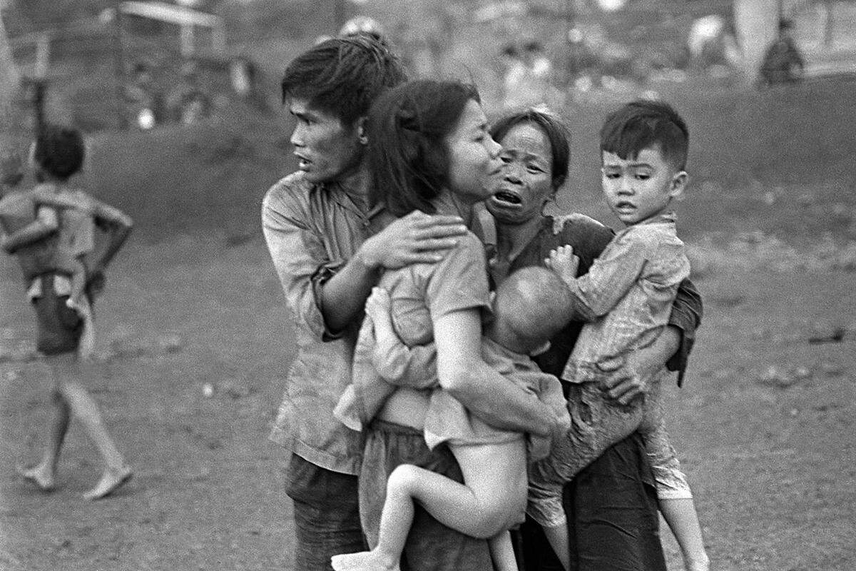 Vietnam, Juni 1965: Diese Vietnamesen gehören zu den wenigen Überlebenden eines schweren Angriffs der US-Soldaten, die sich Dong Xoai zurückerobern wollten.