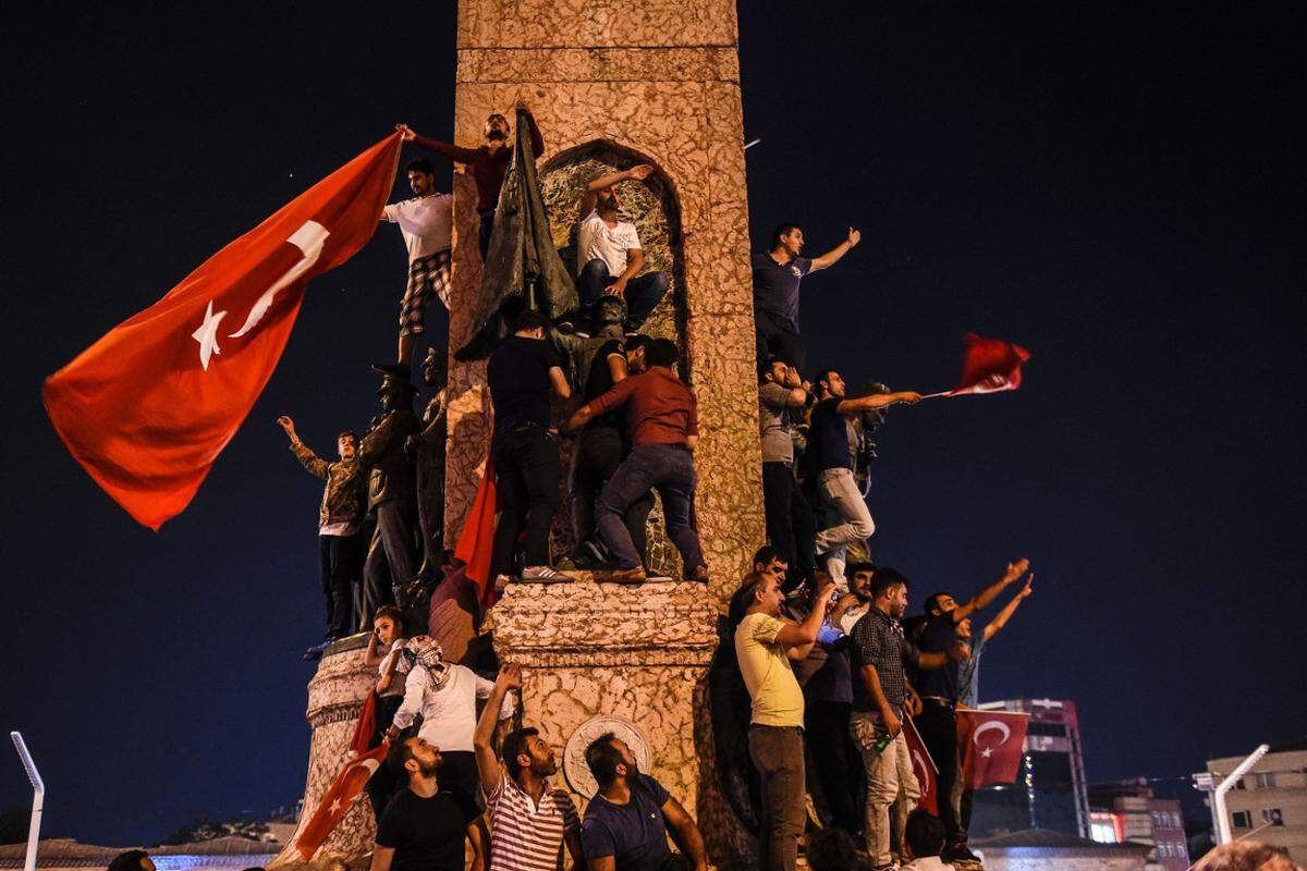 Tausende Menschen feierten ihren Präsidenten Recep Tayyip Erdogan - hier auf dem Taksim Platz in Istanbul.
