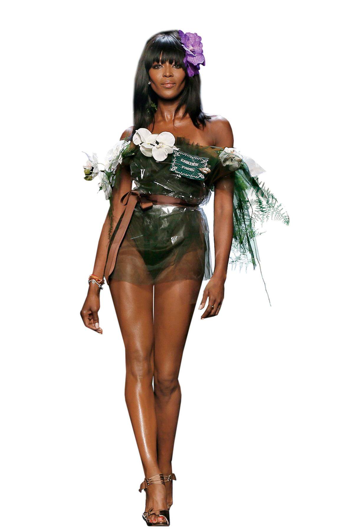 Gaultier zeigt 2015 nur mehr Couture. Spaß macht ihm das, Naomi Campbell (ver)kleidete er als Brautstrauß.