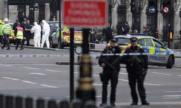 In Großbritannien gilt weiterhin die zweithöchste Terrorwarnstufe 4. Zwischenzeitlich wurden 600 zusätzliche Polizisten in London mobilisiert, insgesamt 2.800 sollen derzeit in der britischen Hauptstadt für Sicherheit sorgen.  