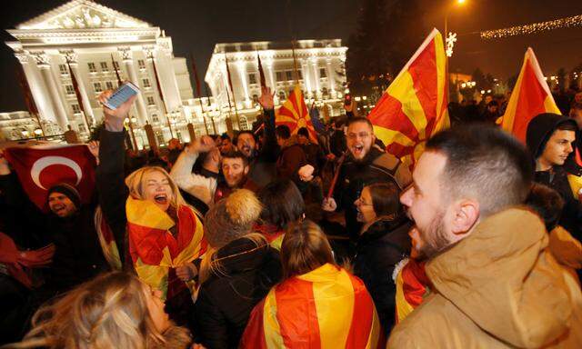 Feiern in Skopje. Beide großen Parteien nahmen den Wahlsieg für sich in Anspruch. 