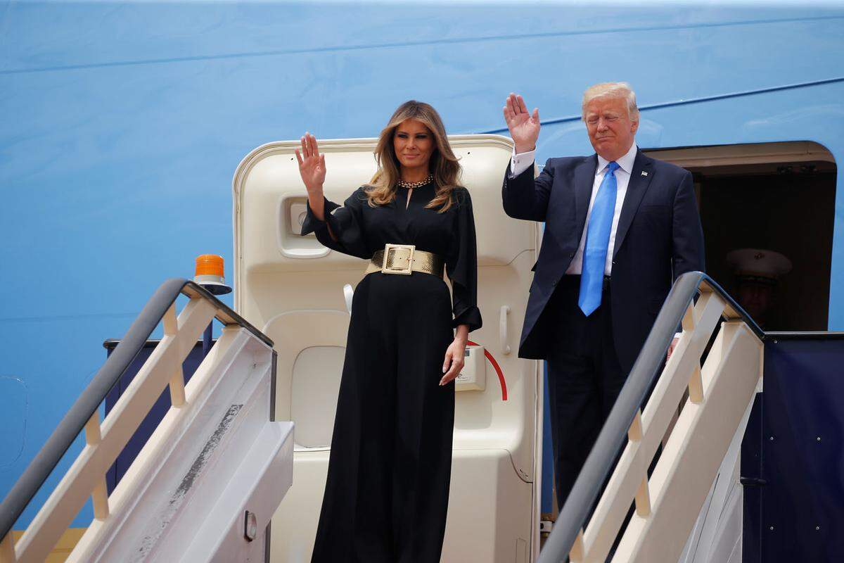 Während die Verschleierung im Vatikan nicht dem Protokoll entspricht, hätte man eine Kopfbedeckung in Saudi-Arabien erwartet. Im Bild: Melania Trump nach der Landung ebenda in einem Jumpsuit von Stella Mccartney, starker Auftritt. 