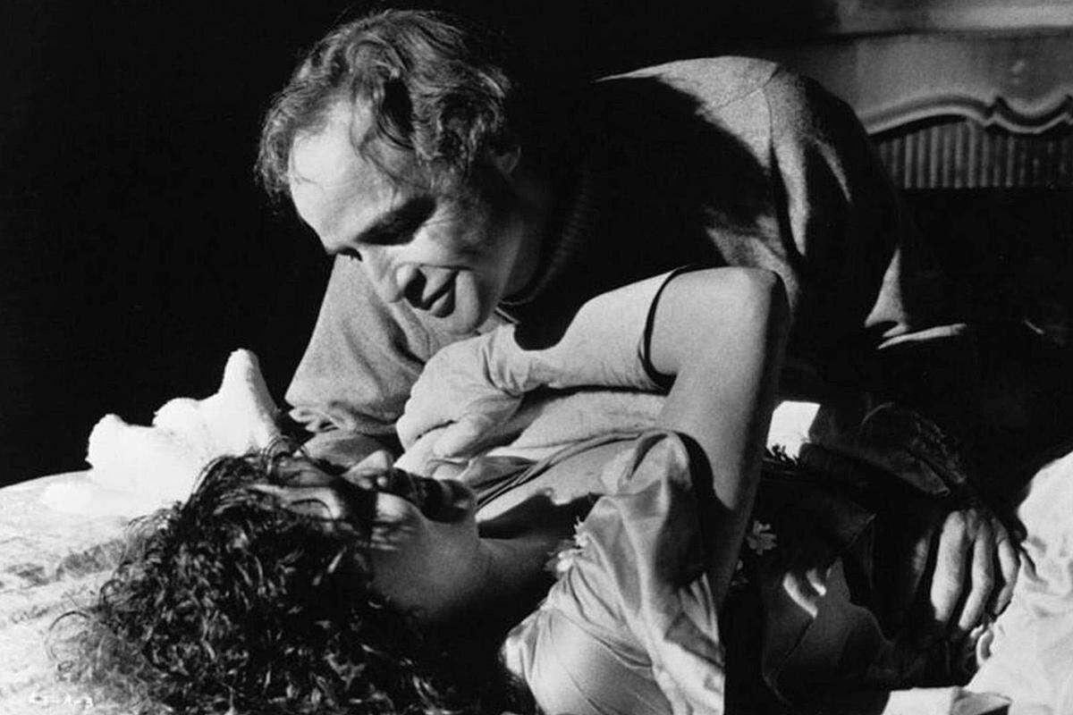 Im selben Jahr, 1972, lief auch Bernardo Bertoluccis Spielfilm "Der letzte Tango in Paris" (Ultimo tango a Parigi) an. Für manche ist das Sexdrama mit Marlon Brando und Maria Schneider ein künstlerisches Meisterwerk, für andere ein ein obszöner, frauenverachtlicher Streifen. Brando spielt darin einen etwas älteren Amerikaner, der mit einer jungen Französin eine Affäre eingeht.Der Film fiel zunächst der Zensur zum Opfer, wurde letztendlich aber ein großer Kinokassenerfolg. Was erst später bekannt wurde: Die berühmte Vergewaltigungsszene mit der "Butter" entstand ohne Einverständnis von Schneider, sie sich dadurch missbraucht fühlte.