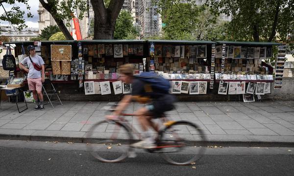 Radfahrerin entlang der Seine in Paris. 